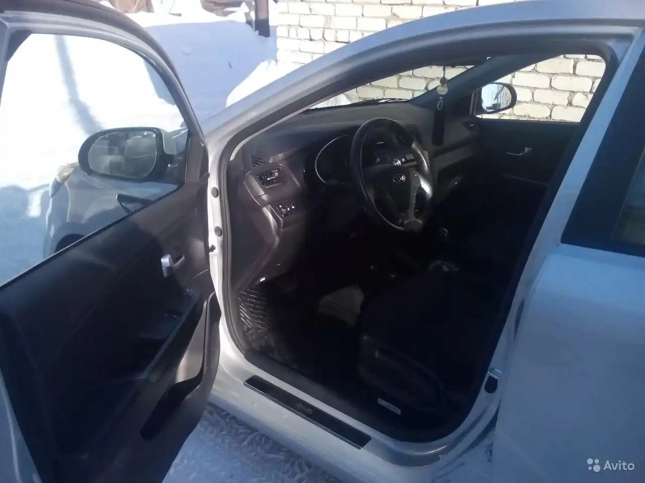 Фото автомобиля KIA RIO, 2016 — госномер М247СК164. Цвет: Серебристый