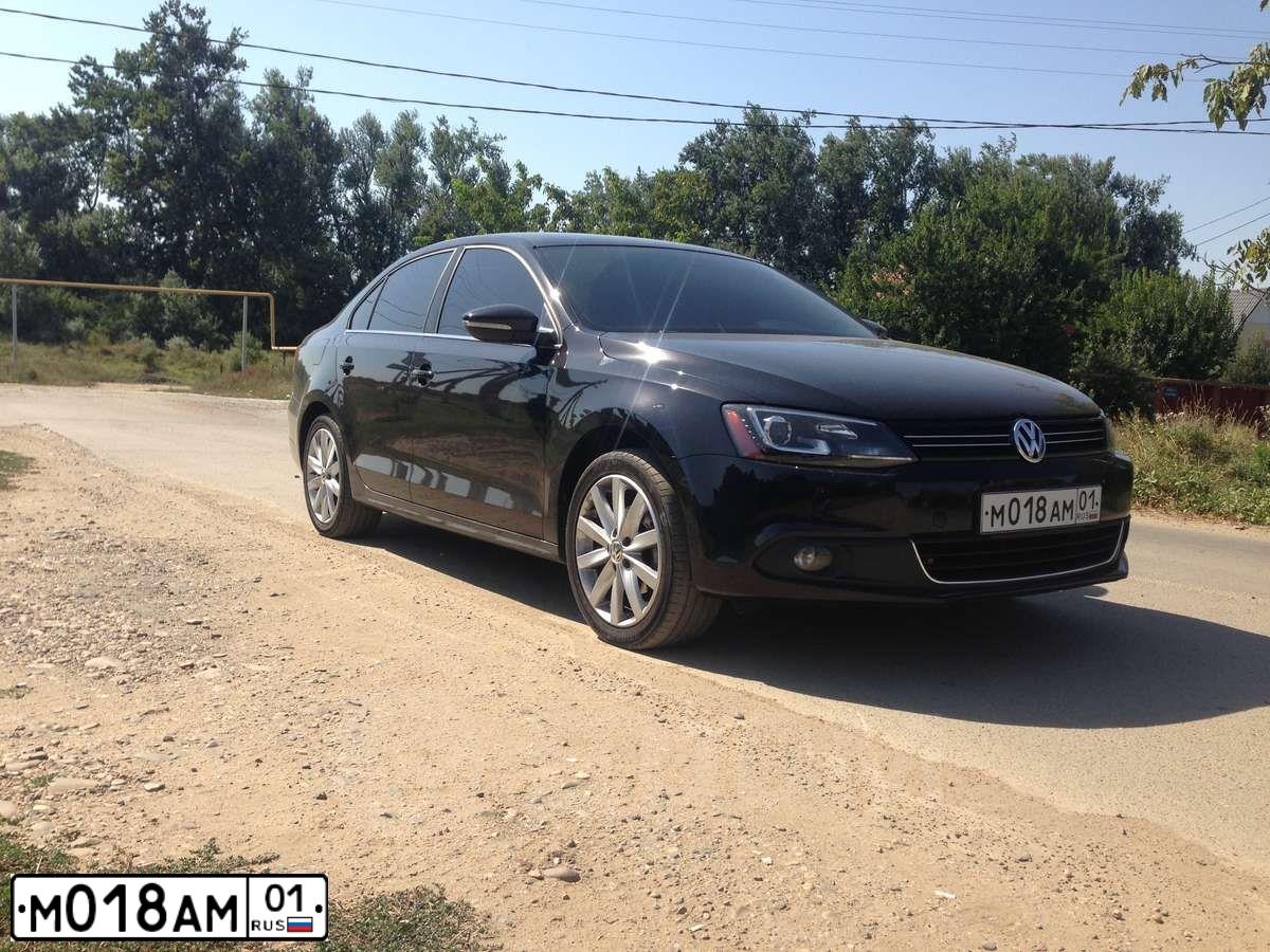 Фото автомобиля VOLKSWAGEN JETTA, 2013 — госномер М018АМ01. Цвет: ЧЕРНЫЙ