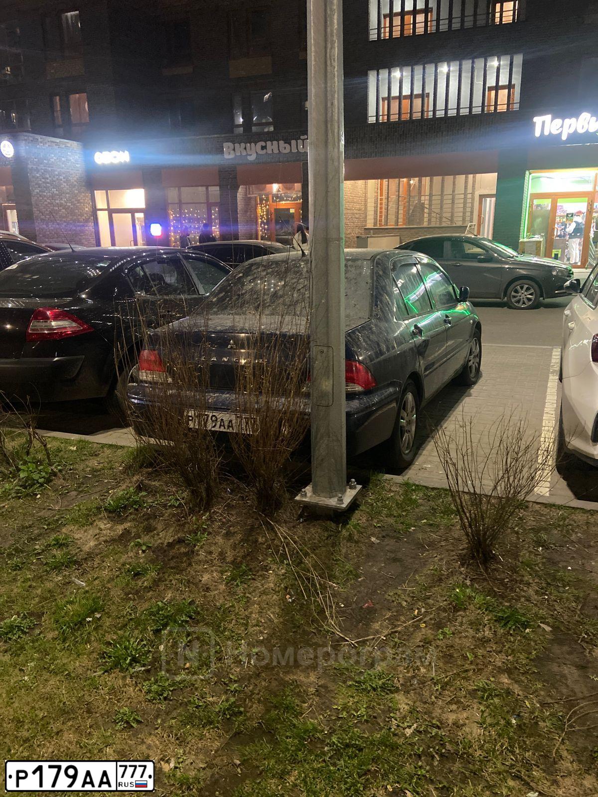 Фото автомобиля MITSUBISHI LANCER, 2001 — госномер Р179АА777. Цвет: СИНИЙ
