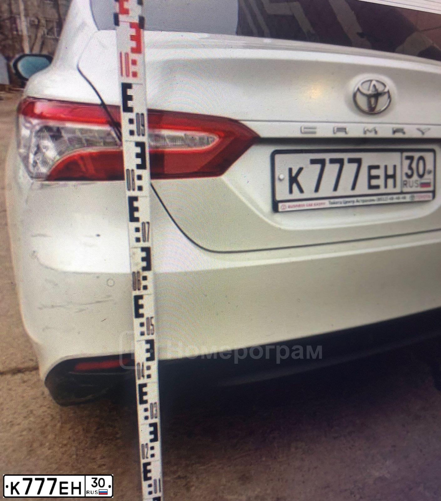 Фото автомобиля TOYOTA CAMRY, 2019 — госномер К777ЕН30. Цвет: БЕЛЫЙ ПЕРЛАМУТРОВЫЙ