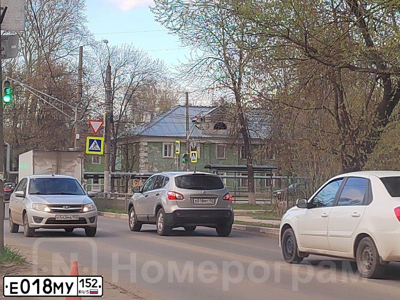 Фото автомобиля NISSAN QASHQAI, 2011 — госномер Е018МУ152. Цвет: Серебристый