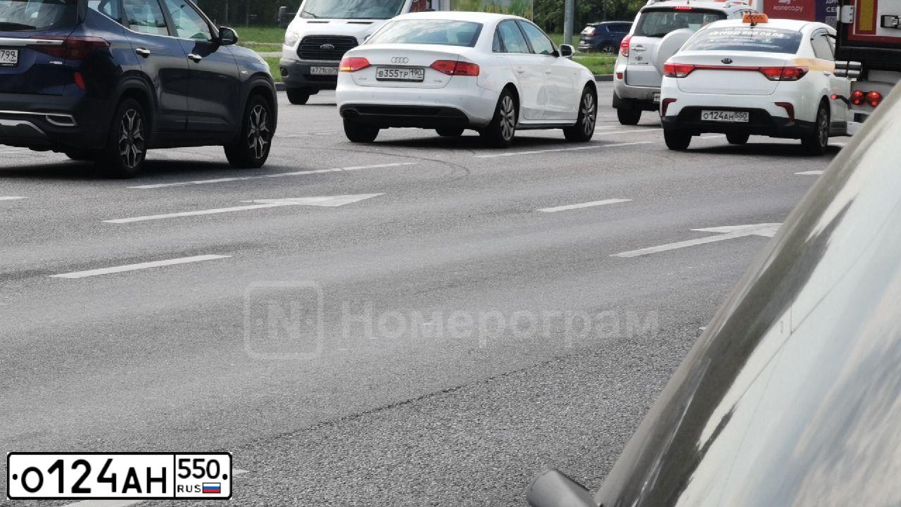 Фото автомобиля KIA RIO, 2019 — госномер О124АН550. Цвет: БЕЛЫЙ-ЖЕЛТЫЙ-СЕРЫЙ