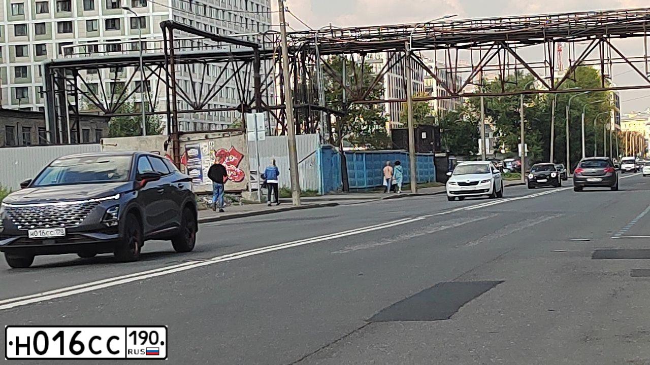 Фото автомобиля HYUNDAI SANTA FE, 2011 — госномер Н016СС190. Цвет: СЕРЫЙ