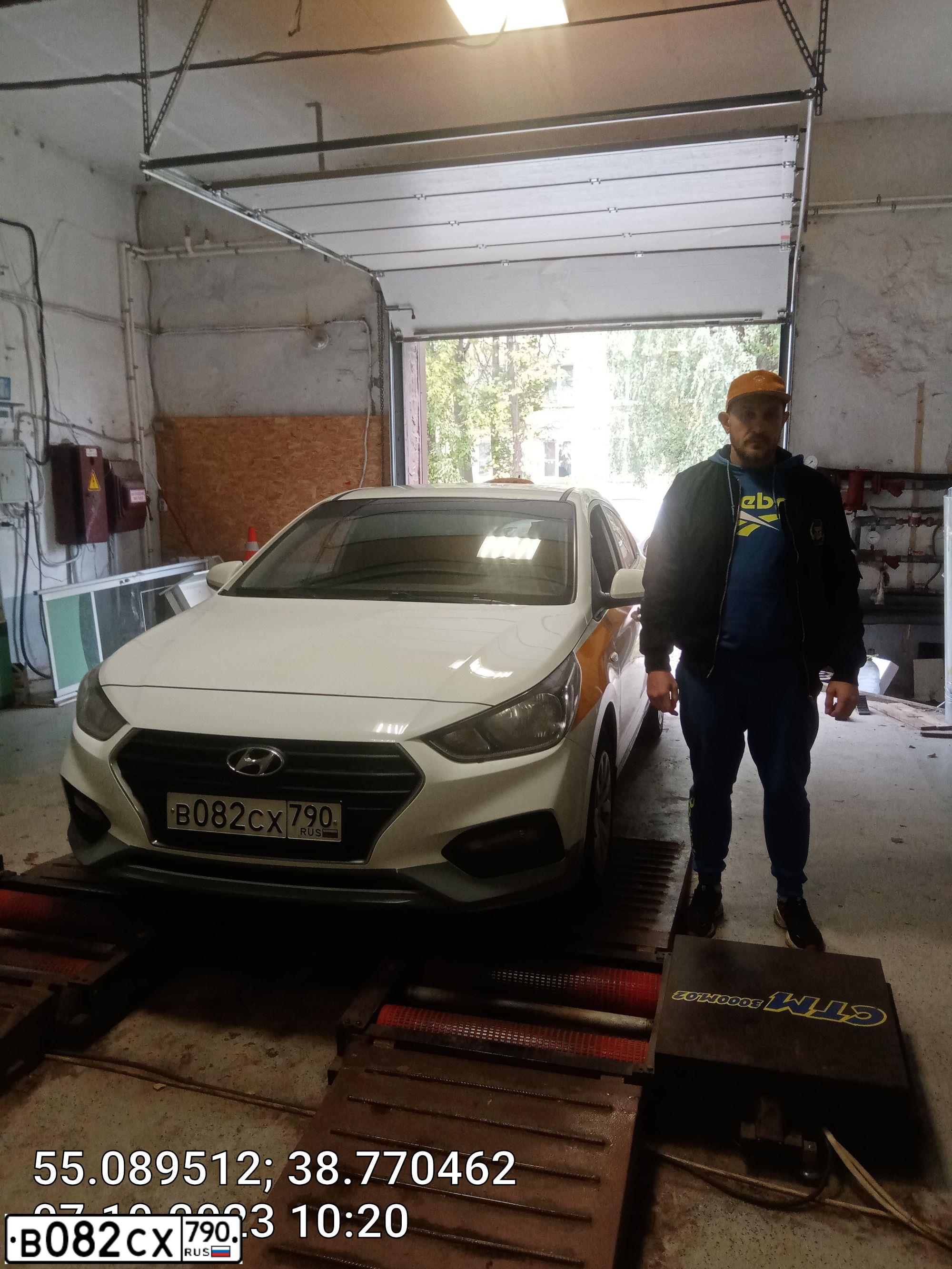 Фото автомобиля HYUNDAI SOLARIS, 2017 — госномер В082СХ790. Цвет: БЕЛЫЙ-ЖЕЛТЫЙ-СЕРЫЙ