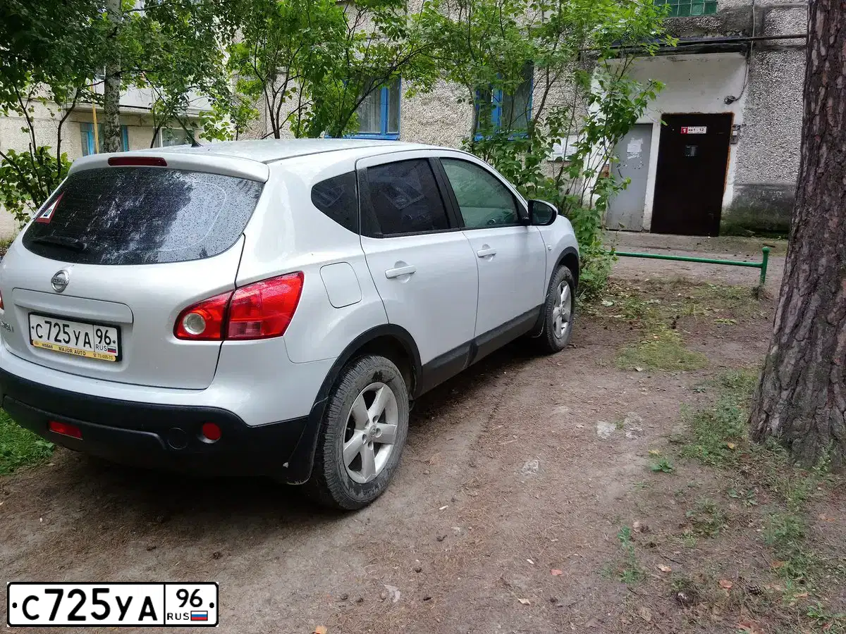 Фото автомобиля NISSAN QASHQAI, 2007 — госномер С725УА96. Цвет: СВЕТЛО-СЕРЫЙ