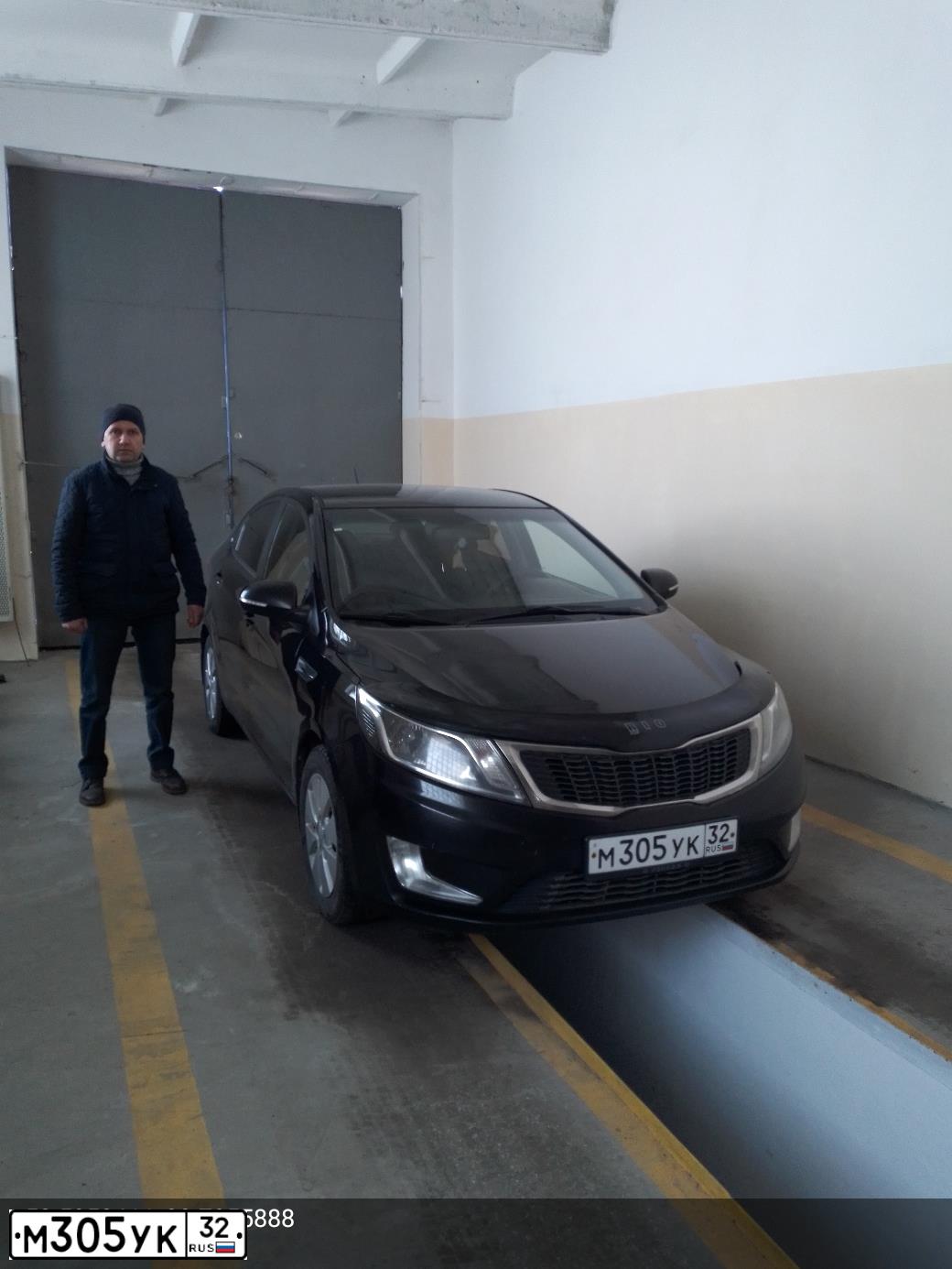 Фото автомобиля KIA RIO, 2014 — госномер М305УК32. Цвет: ЧЕРНЫЙ