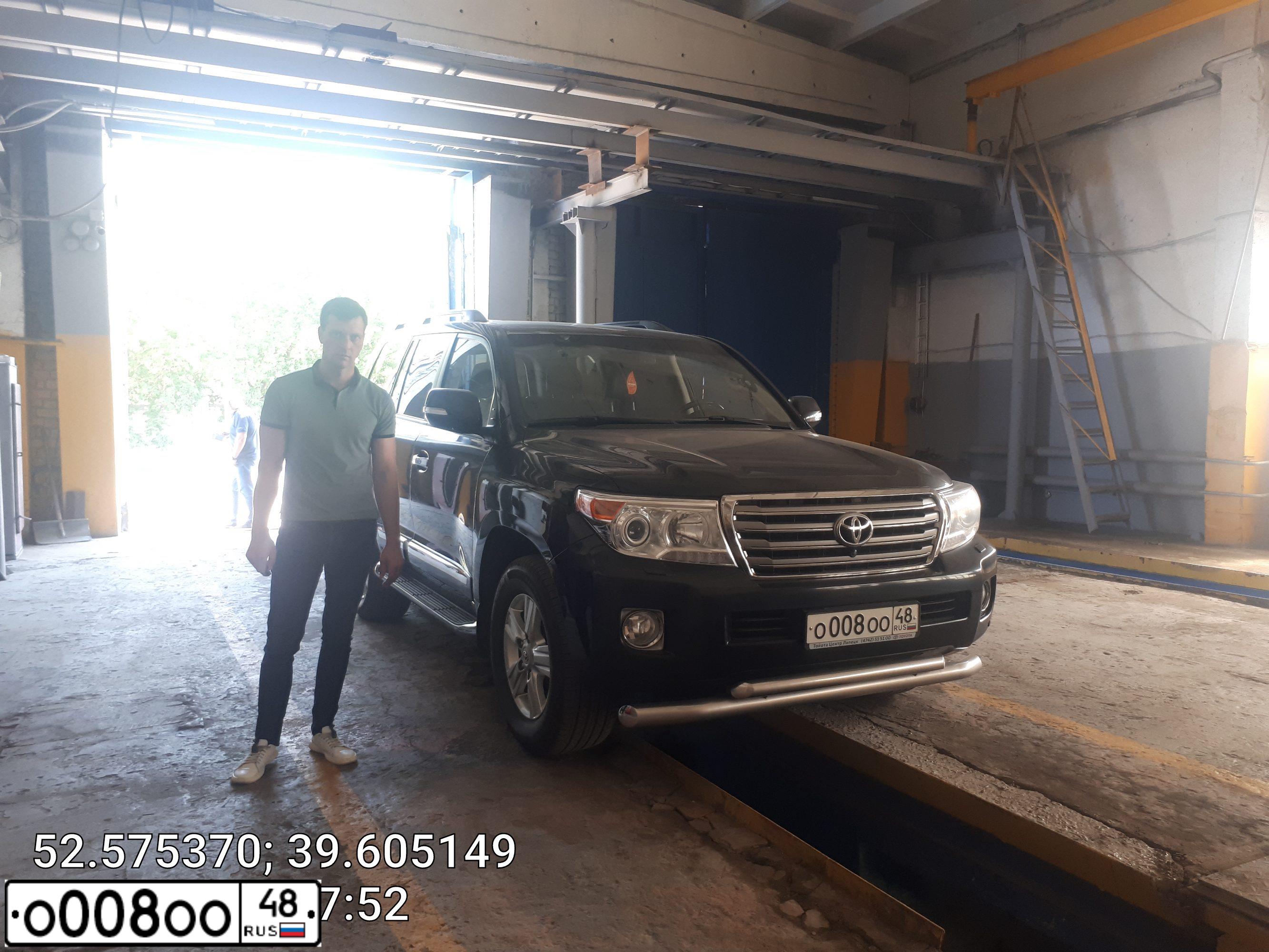 Фото автомобиля TOYOTA LANDCRUISER 200, 2014 — госномер О008ОО48. Цвет: Серебристый