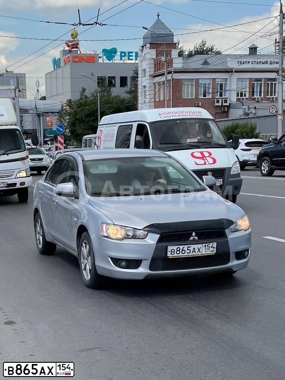 Фото автомобиля MITSUBISHI LANCER, 2007 — госномер В865АХ154. Цвет: Серебристый