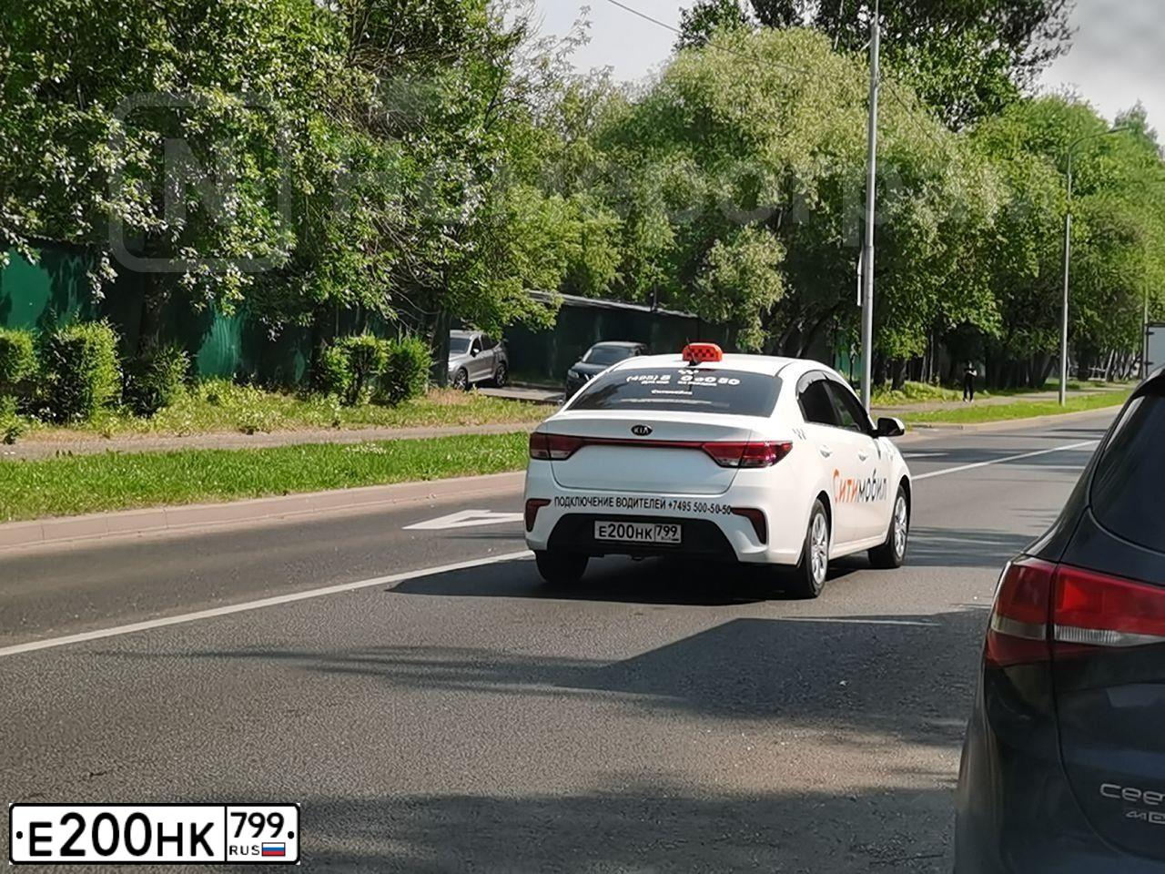 Фото автомобиля KIA RIO, 2018 — госномер А609СХ790. Цвет: БЕЛЫЙ ЖЕЛТЫЙ СЕРЫЙ