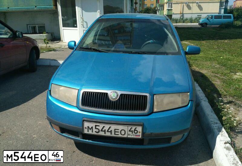 Фото автомобиля SKODA FABIA, 2000 — госномер М353ЕР150. Цвет: голубой
