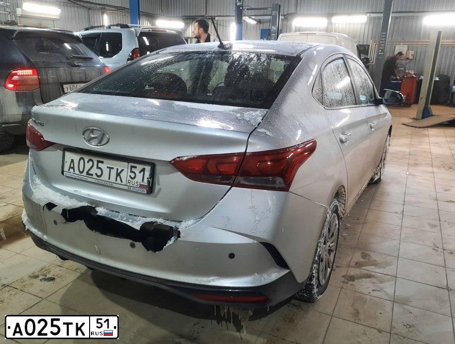 Фото автомобиля HYUNDAI SOLARIS, 2020 — госномер А025ТК51. Цвет: СЕРЫЙ