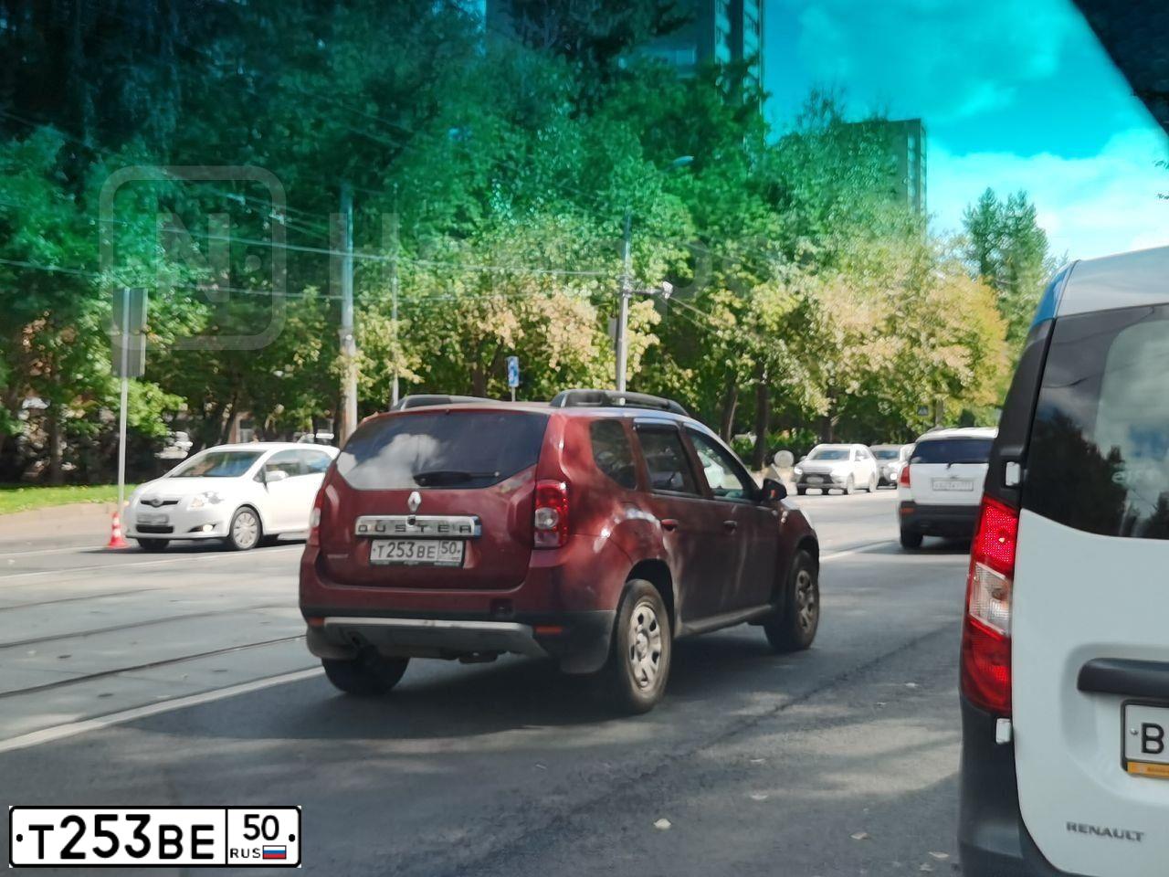 Фото автомобиля RENAULT DUSTER, 2013 — госномер Т253ВЕ50. Цвет: КРАСНЫЙ