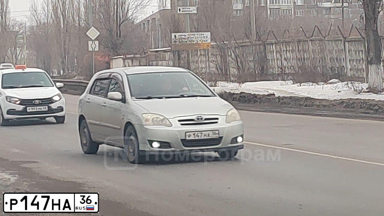 Фото автомобиля TOYOTA COROLLA, 2006 — госномер Р147НА36. Цвет: Серебристый