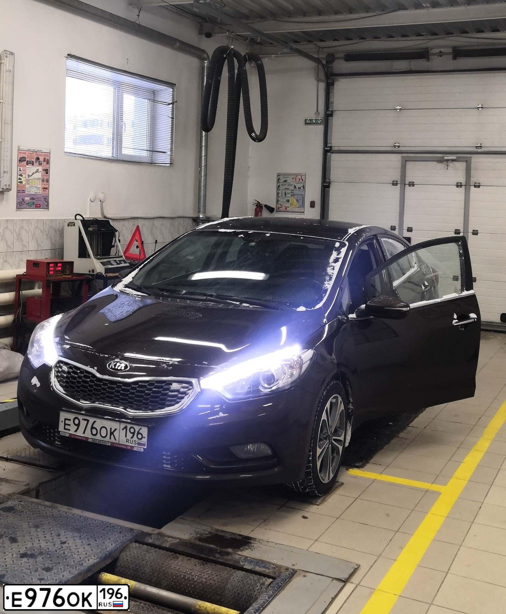 Фото автомобиля KIA CERATO, 2016 — госномер Е976ОК196. Цвет: Коричневый