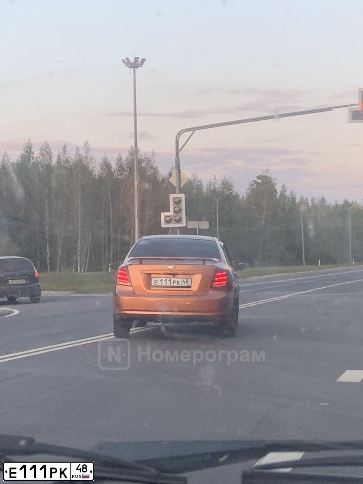 Фото автомобиля CHEVROLET LACETTI, 2007 — госномер Е111РК48. Цвет: ОРАНЖЕВЫЙ