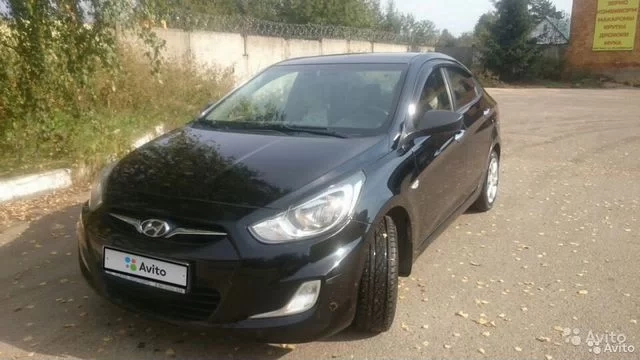 Фото автомобиля HYUNDAI SOLARIS, 2013 — госномер Е131АС01. Цвет: ЧЕРНЫЙ