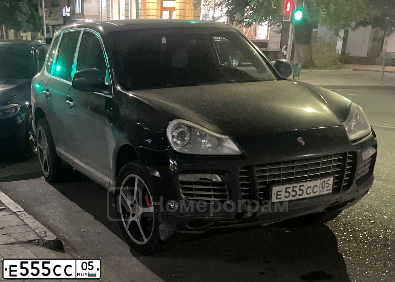 Фото автомобиля PORSCHE CAYENNE, 2006 — госномер Е555СС05. Цвет: ЧЕРНЫЙ