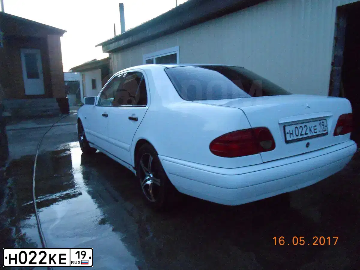 Фото автомобиля MERCEDES E-KLASSE, 1998 — госномер С964НУ124. Цвет: Белый