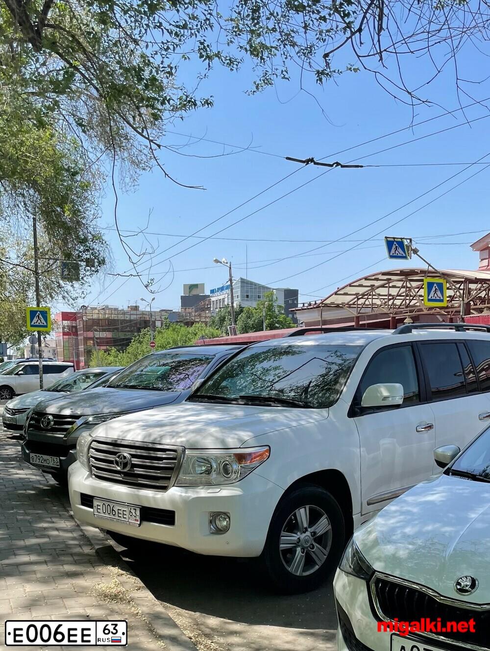 Фото автомобиля TOYOTA LANDCRUISER 200, 2012 — госномер Е006ЕЕ63. Цвет: Белый