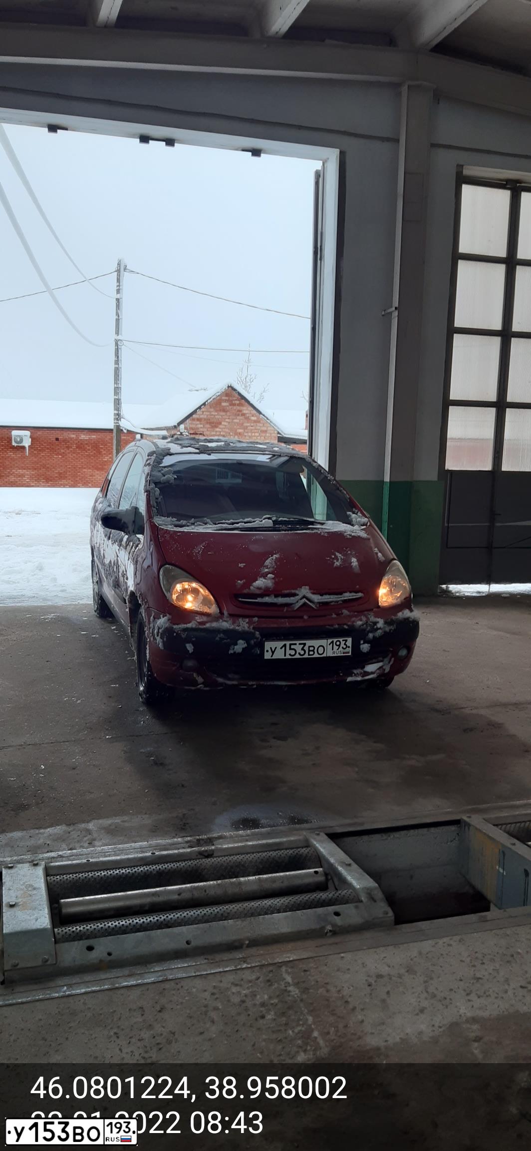 Фото автомобиля CITROEN XSARA PICASSO, 2000 — госномер Е194НА193. Цвет: Красный