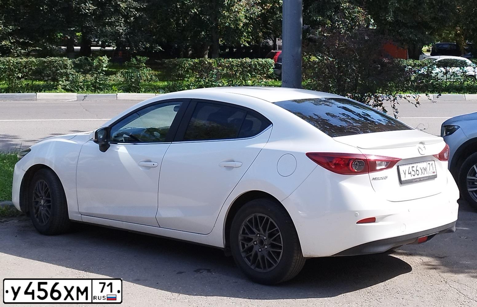 Фото автомобиля MAZDA 3, 2018 — госномер Т181МО71. Цвет: Белый