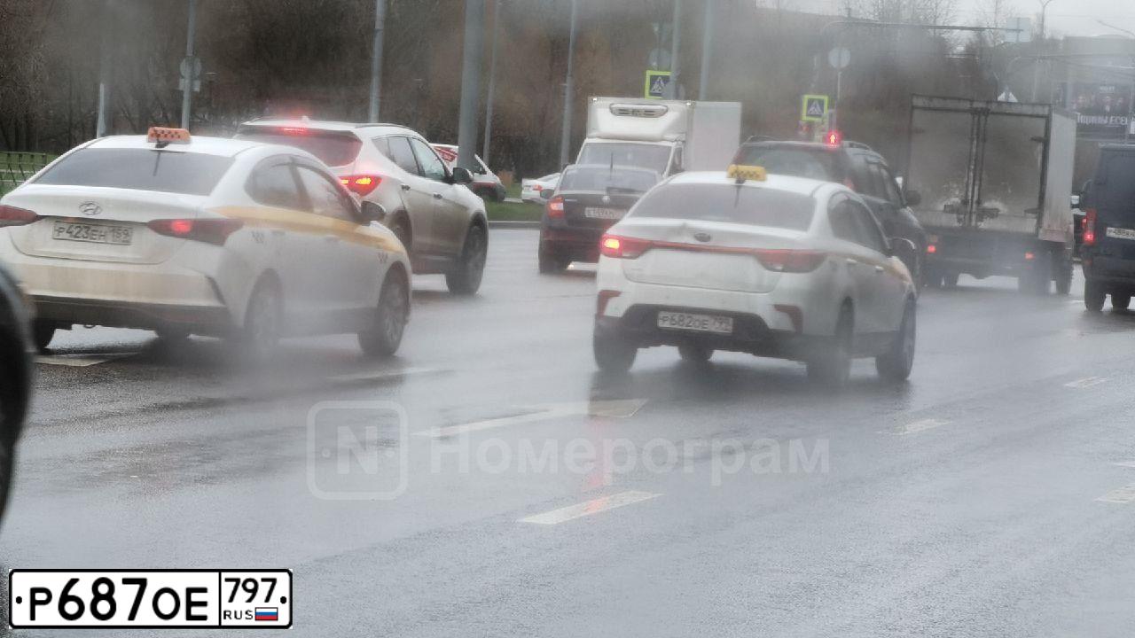 Фото автомобиля GEELY COOLRAY, 2023 — госномер Р687ОЕ797. Цвет: СЕРЫЙ
