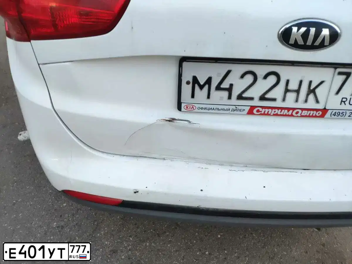 Фото автомобиля KIA CEE'D, 2014 — госномер Е401УТ777. Цвет: Красный