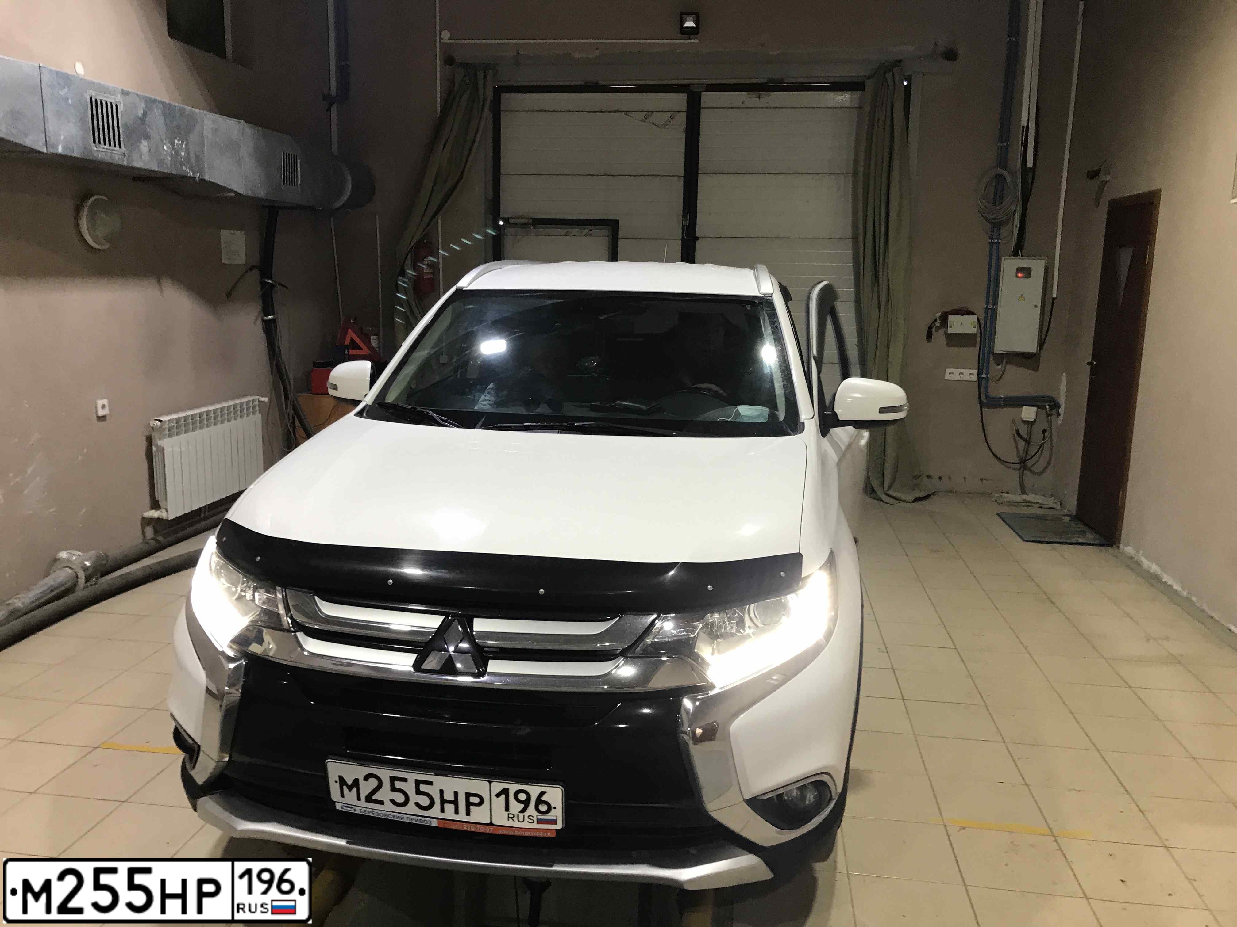 Фото автомобиля MITSUBISHI OUTLANDER, 2015 — госномер М255НР196. Цвет: Белый