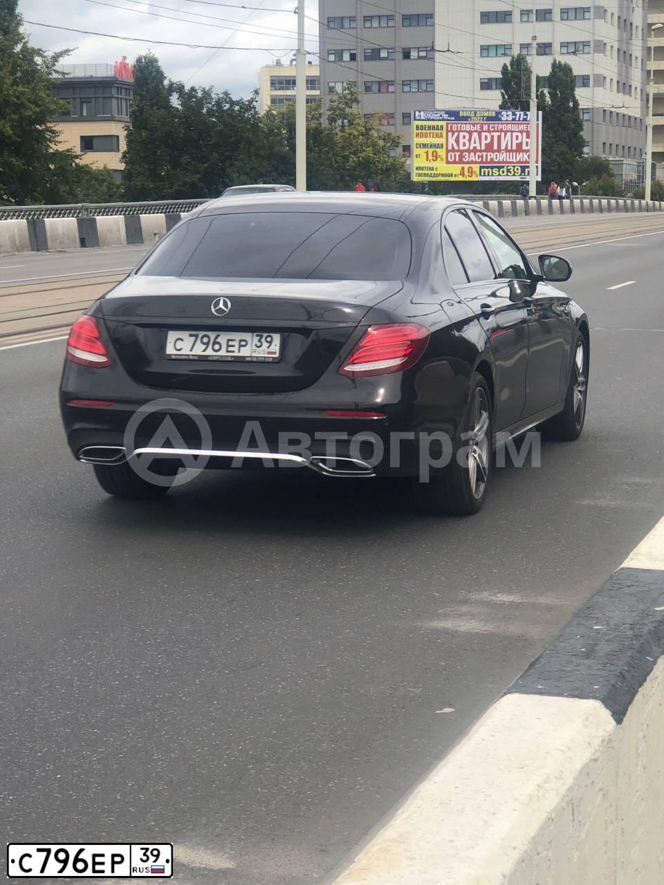Фото автомобиля MERCEDES E-KLASSE, 2018 — госномер М007ХЕ39. Цвет: ЧЕРНЫЙ