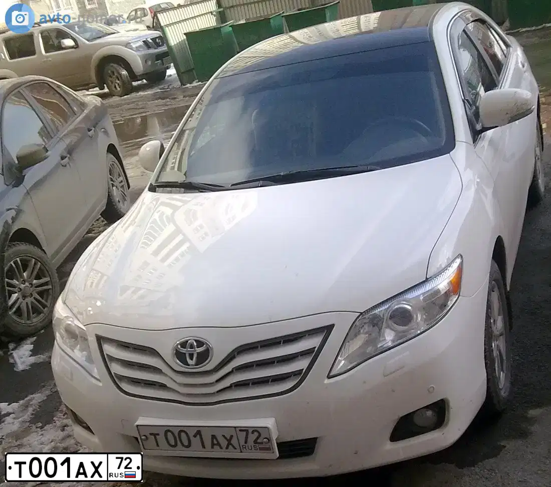 Фото автомобиля TOYOTA CAMRY, 2009 — госномер Т001АХ72. Цвет: БЕЛЫЙ