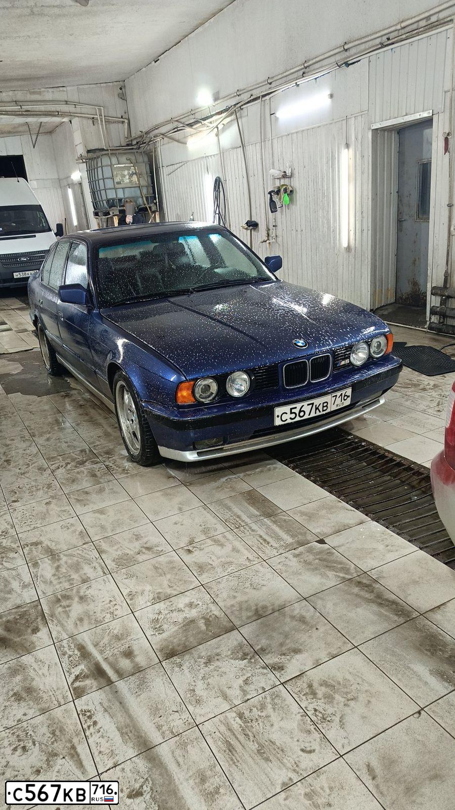 Фото автомобиля BMW W SERIE 5, 1990 — госномер С567КВ716. Цвет: синий