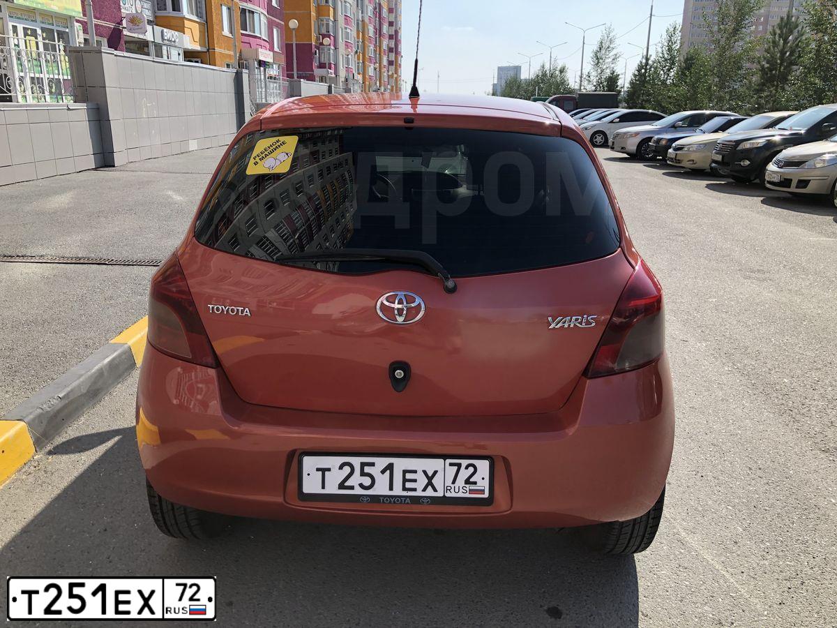 Фото автомобиля TOYOTA YARIS, 2006 — госномер Т251ЕХ72. Цвет: Оранжевый