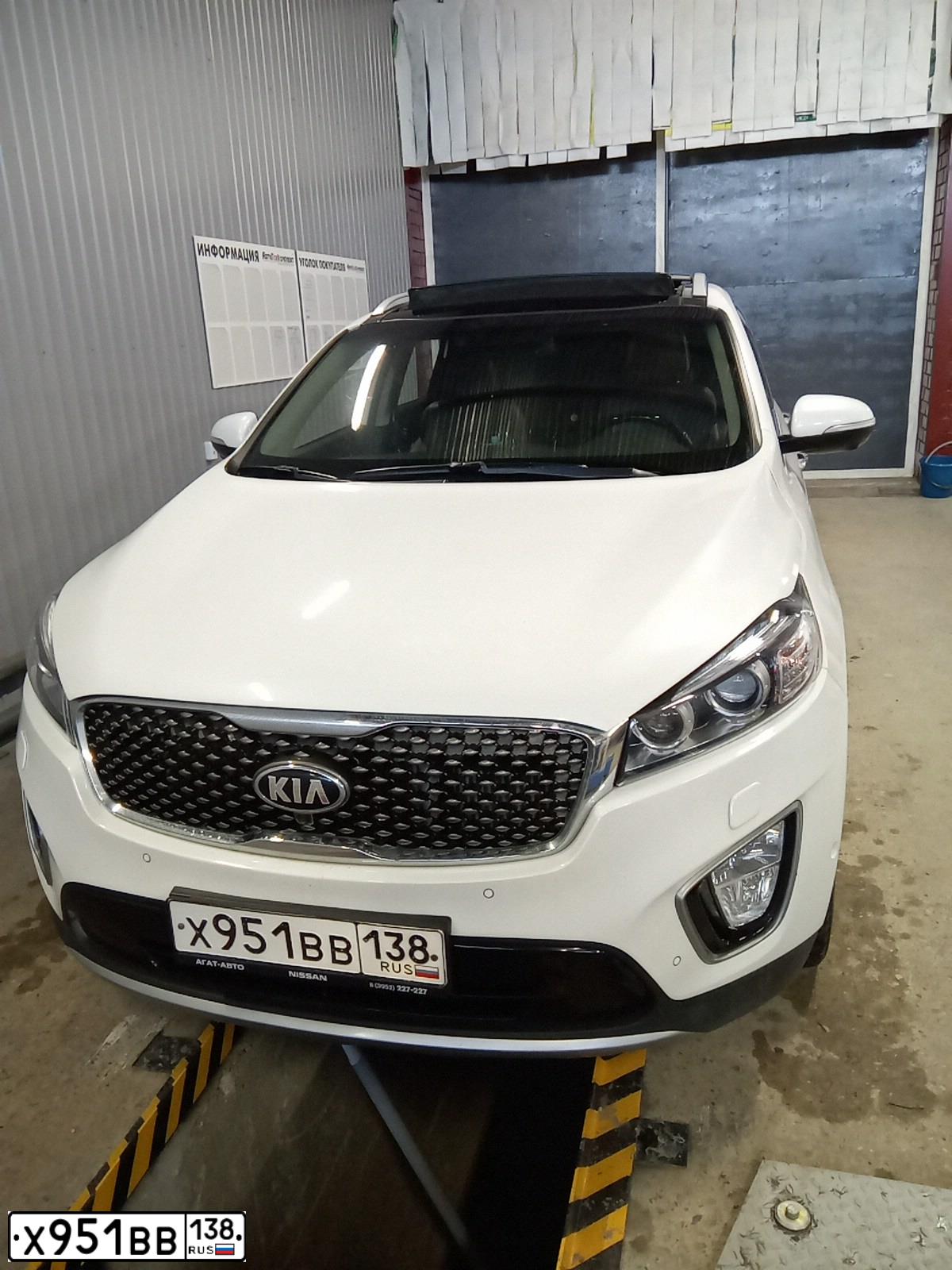 Фото автомобиля KIA SORENTO, 2016 — госномер Х951ВВ138. Цвет: БЕЛЫЙ