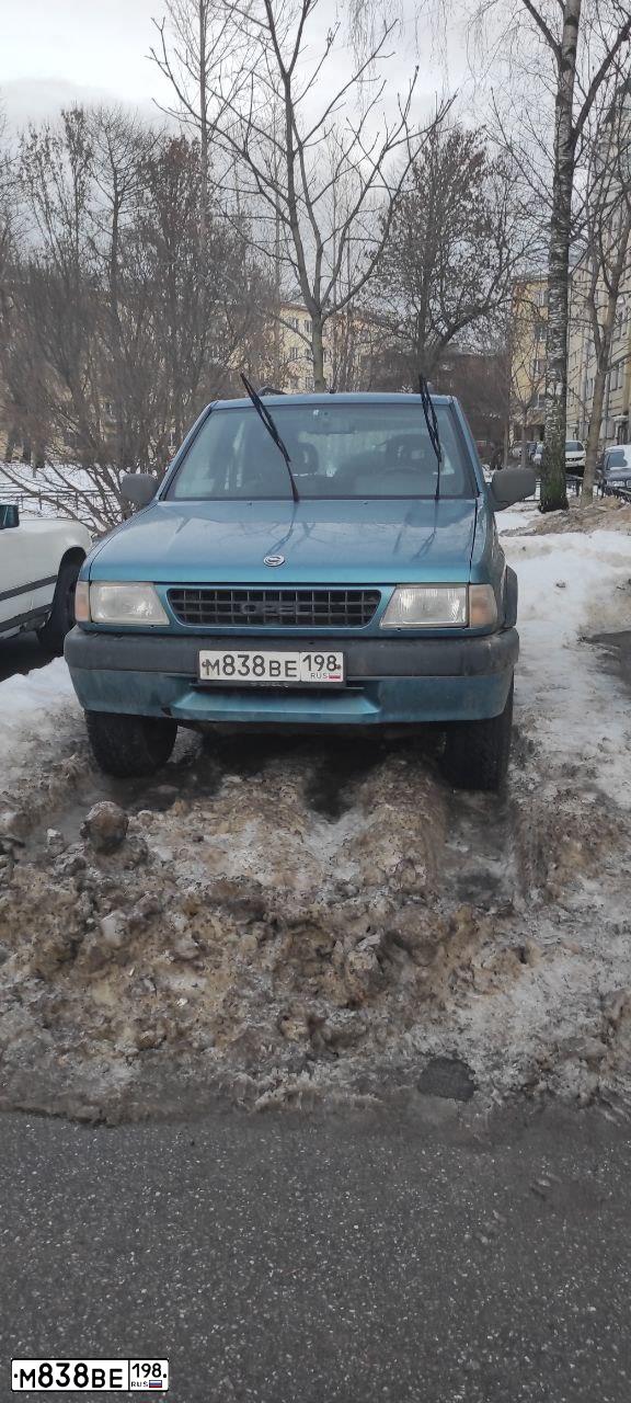 Фото автомобиля OPEL FRONTERA, 1993 — госномер М838ВЕ198. Цвет: синий