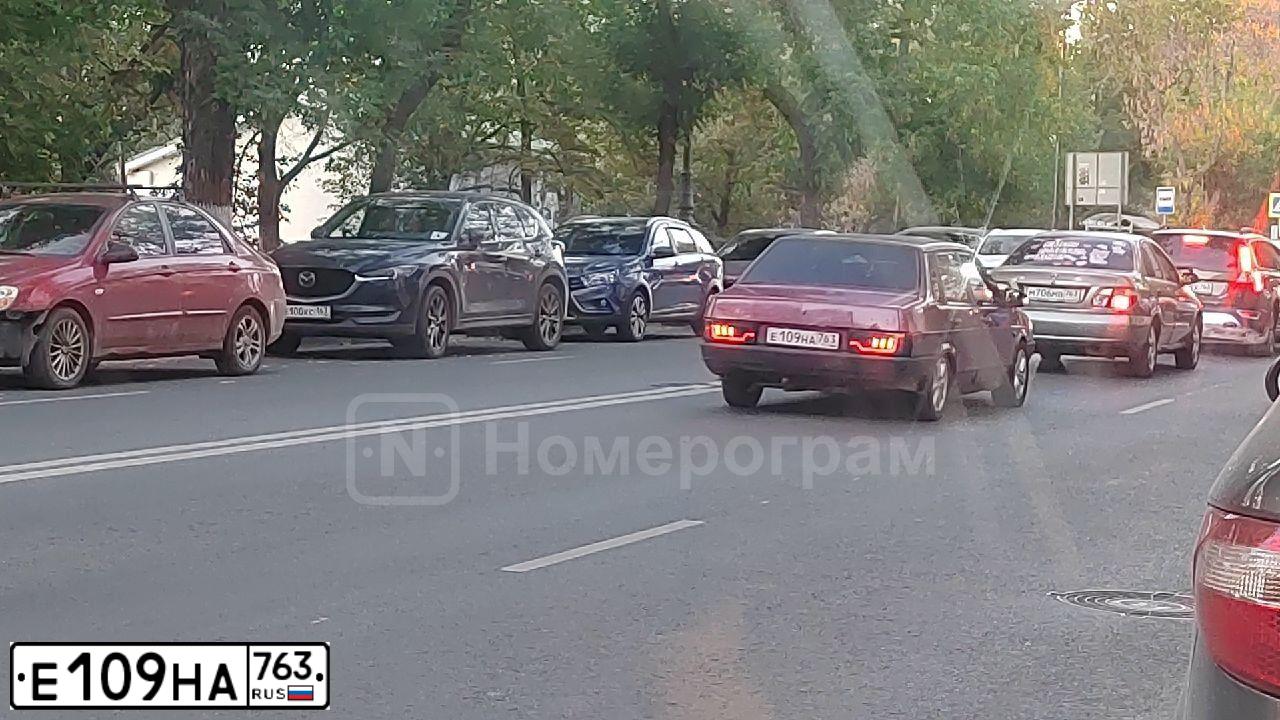 Фото автомобиля LADA 2109 SAMARA, 2001 — госномер Е109НА763. Цвет: СЕРЕБРИСТО-ТЕМНО-КРАСНЫЙ