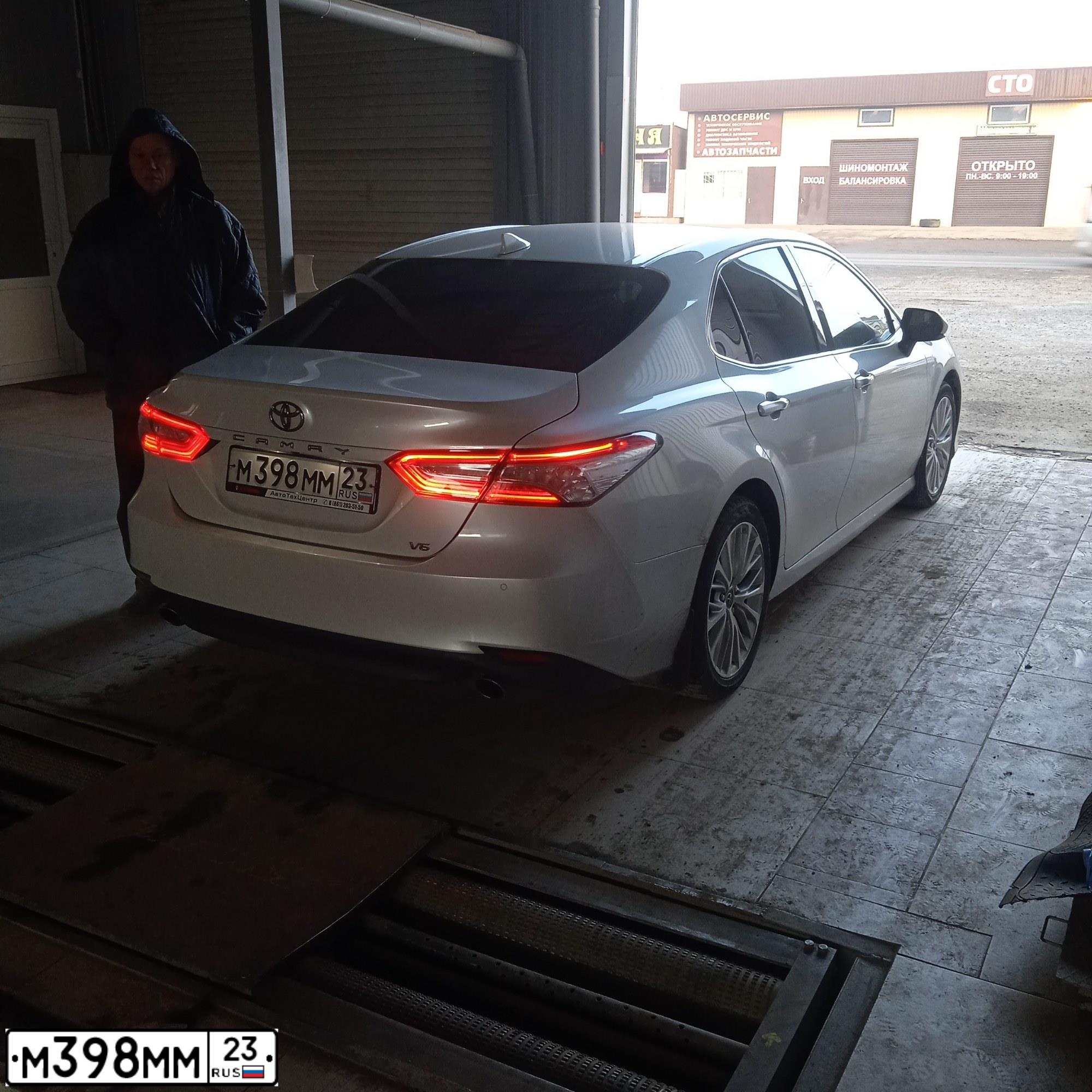 Фото автомобиля TOYOTA CAMRY, 2011 — госномер М398ММ23. Цвет: СЕРЕБРИСТЫЙ МЕТАЛЛИК