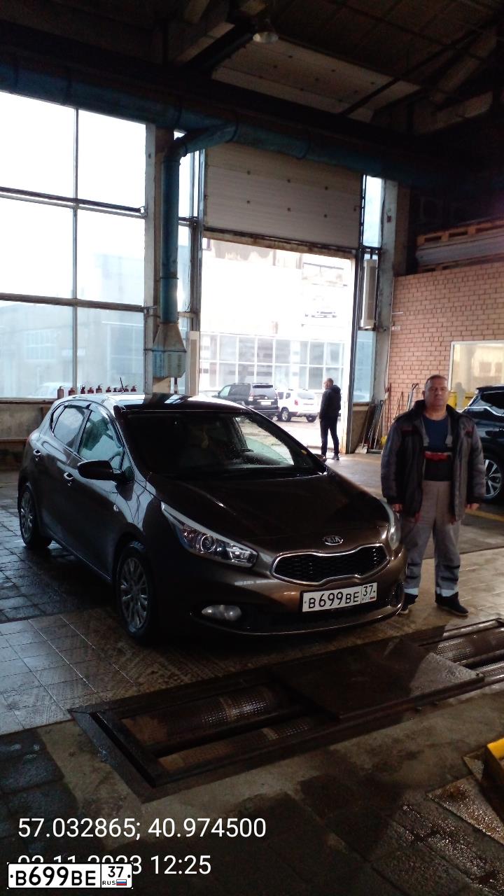 Фото автомобиля KIA CEE'D, 2013 — госномер В699ВЕ37. Цвет: Коричневый