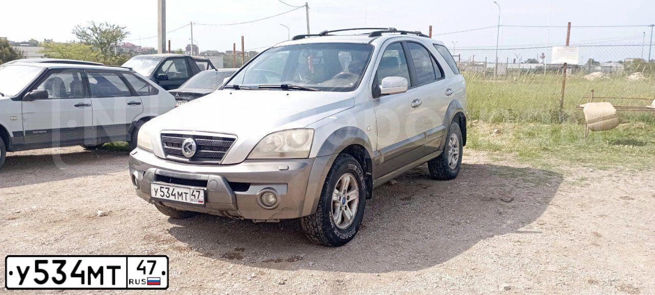 Фото автомобиля KIA SORENTO, 2003 — госномер У534МТ47. Цвет: СЕРЕБРИСТЫЙ