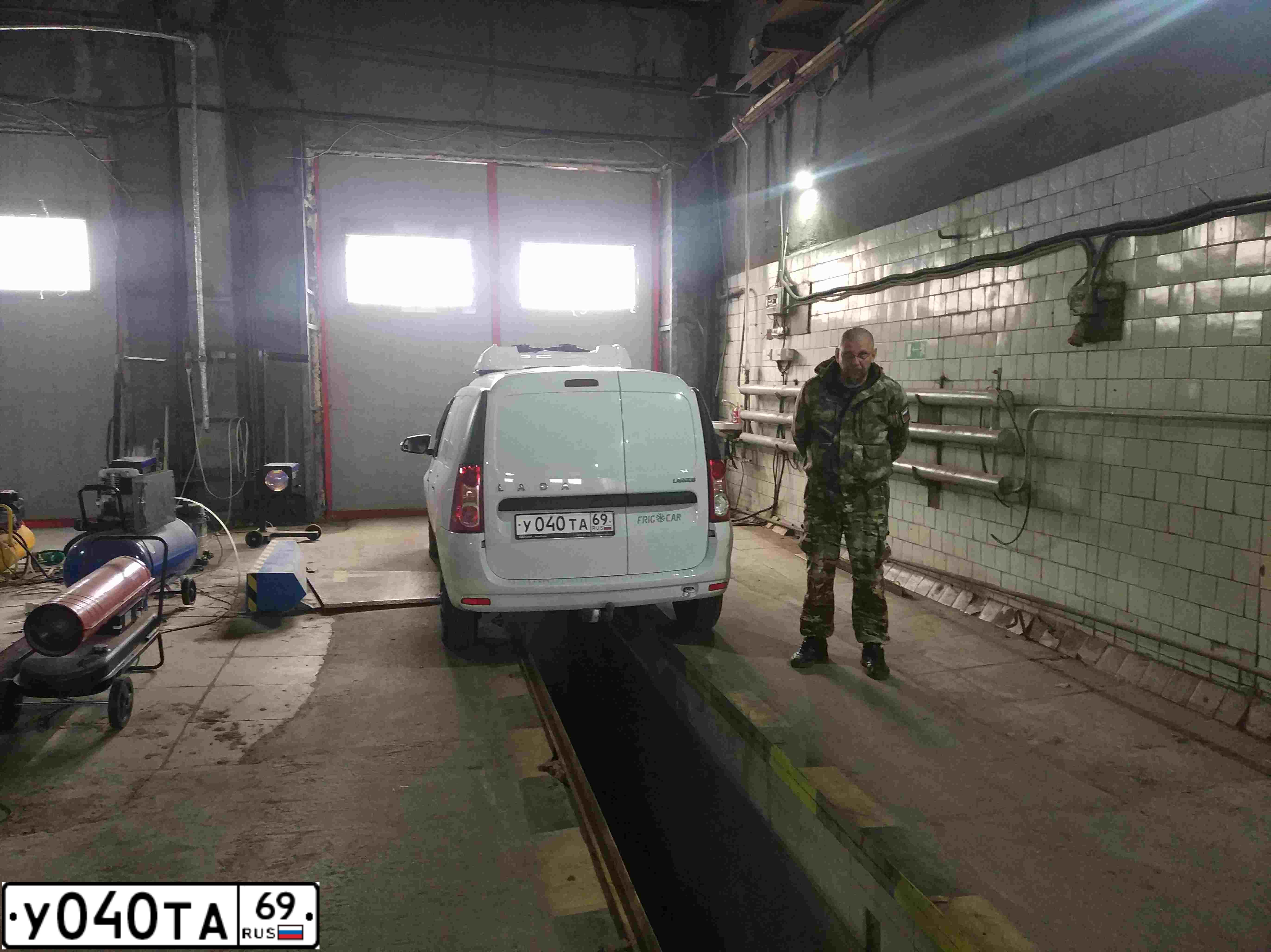 Фото автомобиля LADA LARGUS FS025L, 2021 — госномер У040ТА69. Цвет: Белый