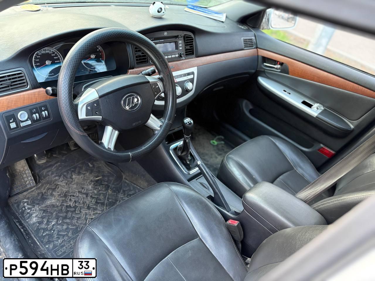 Фото автомобиля LIFAN SOLANO, 2013 — госномер Р594НВ33. Цвет: БЕЛЫЙ
