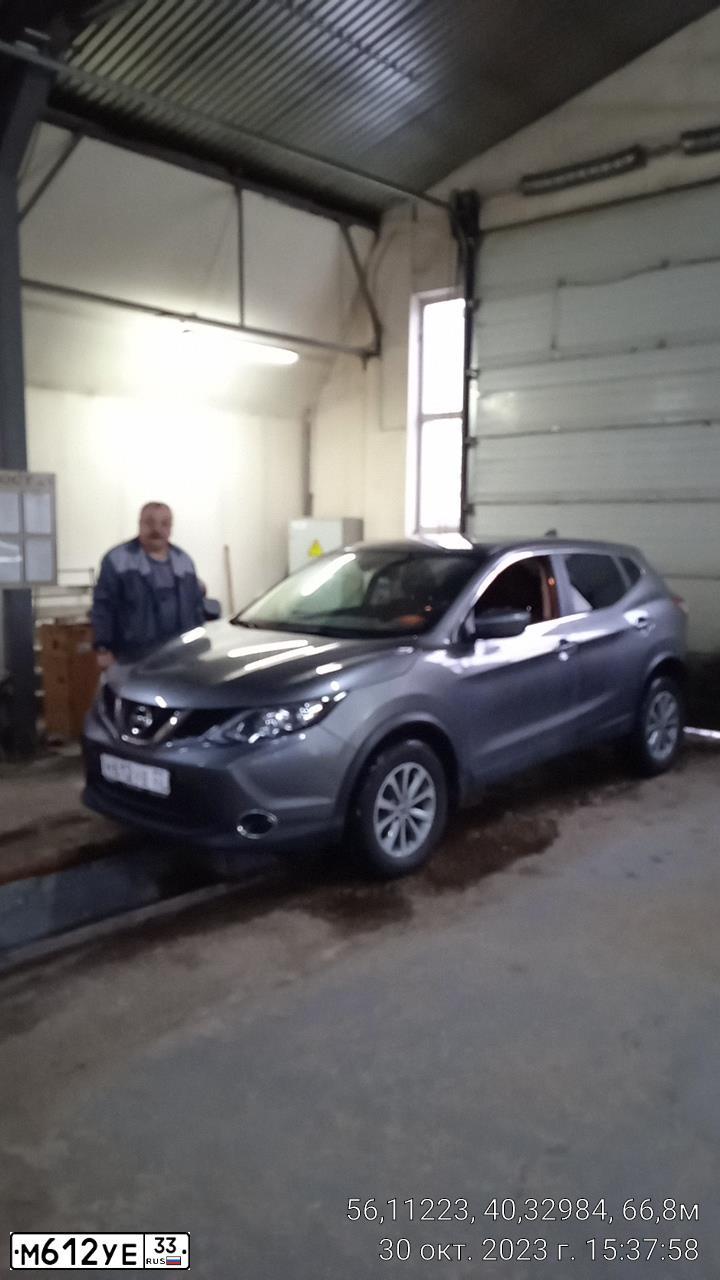 Фото автомобиля NISSAN QASHQAI, 2018 — госномер М612УЕ33. Цвет: СЕРЫЙ