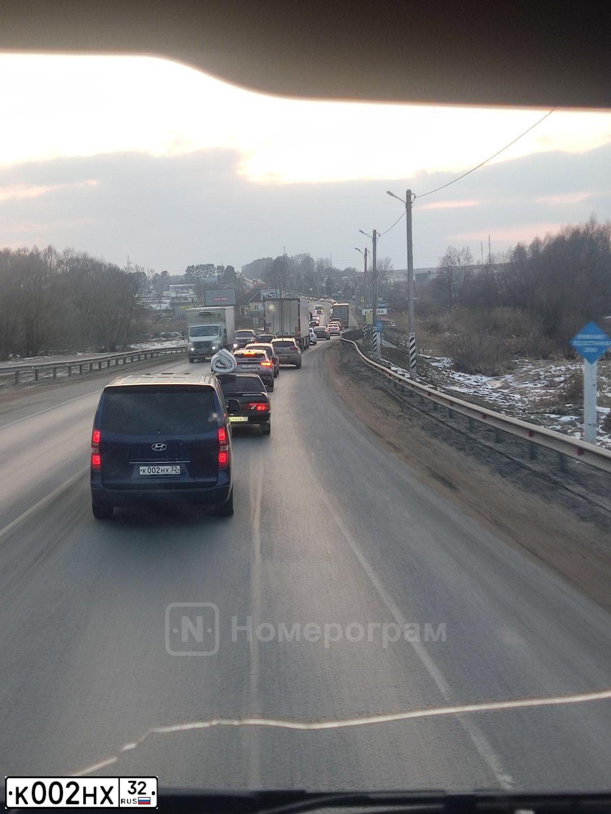 Фото автомобиля VOLKSWAGEN PASSAT, 2000 — госномер К002НХ32. Цвет: ПЕРЛАМУТРОВО-СИНИЙ