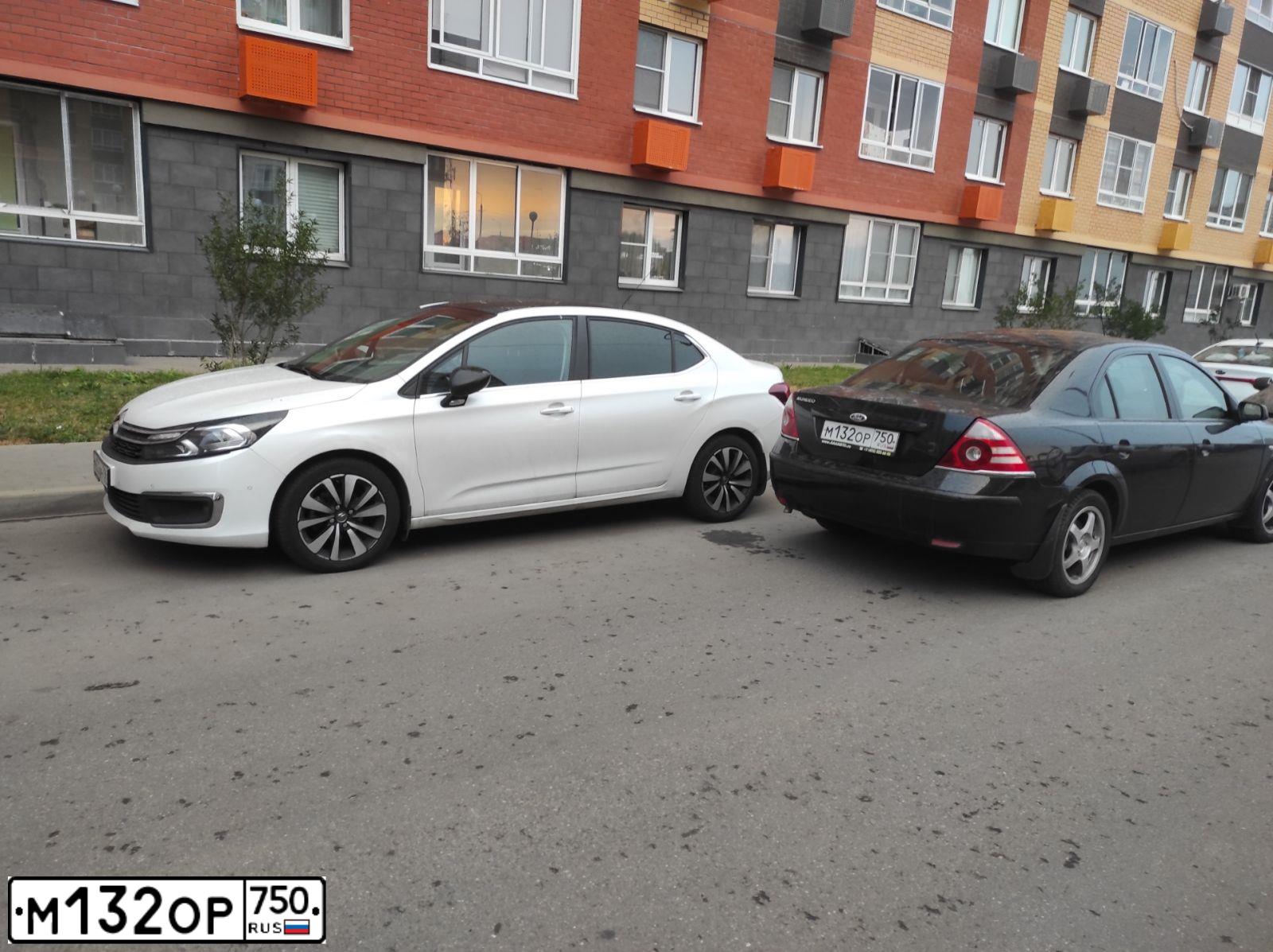 Фото автомобиля FORD MONDEO, 2005 — госномер С525СВ190. Цвет: ЧЕРНЫЙ