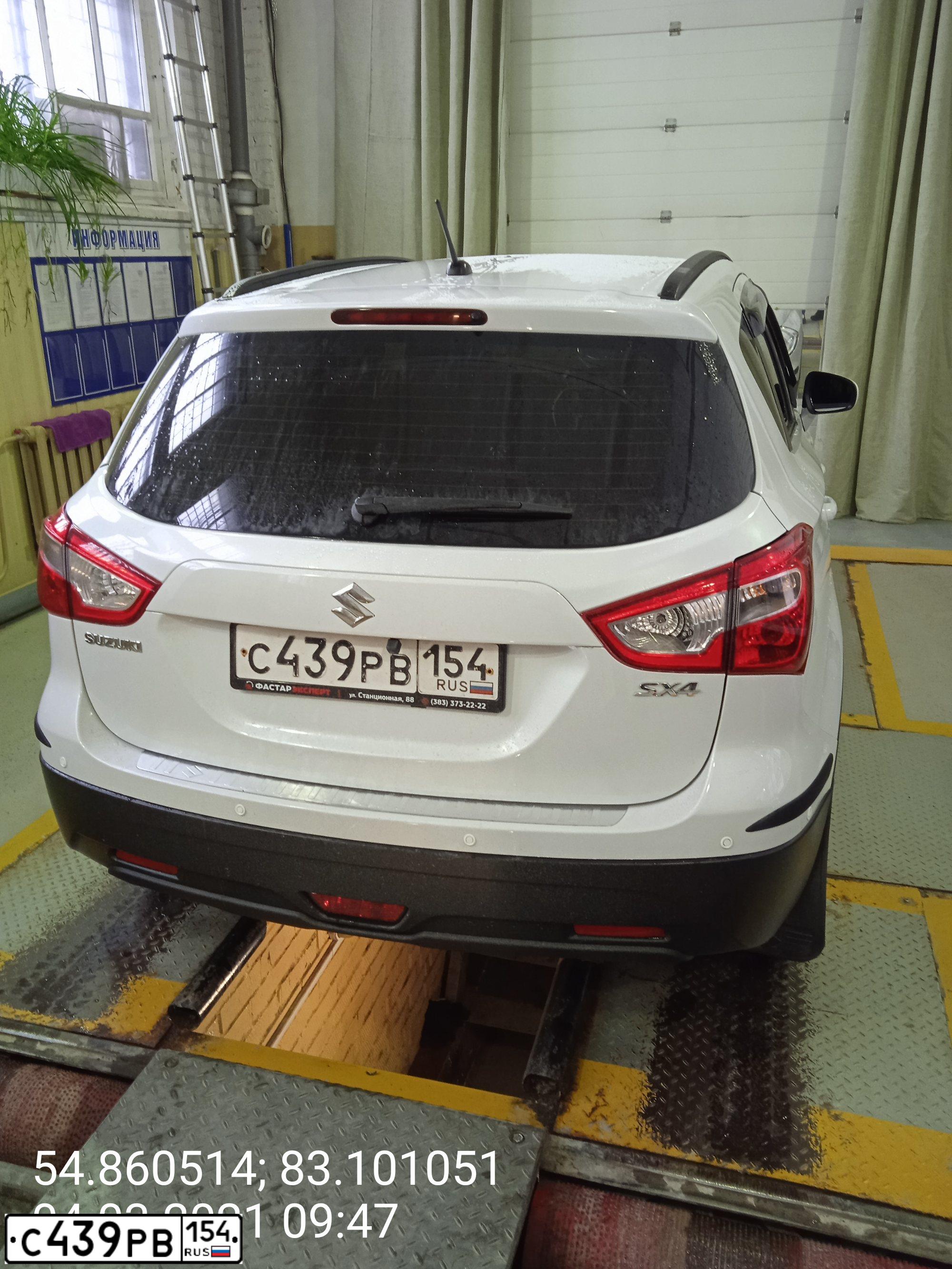 Фото автомобиля SUZUKI SX 4, 2014 — госномер Р124КУ154. Цвет: Белый