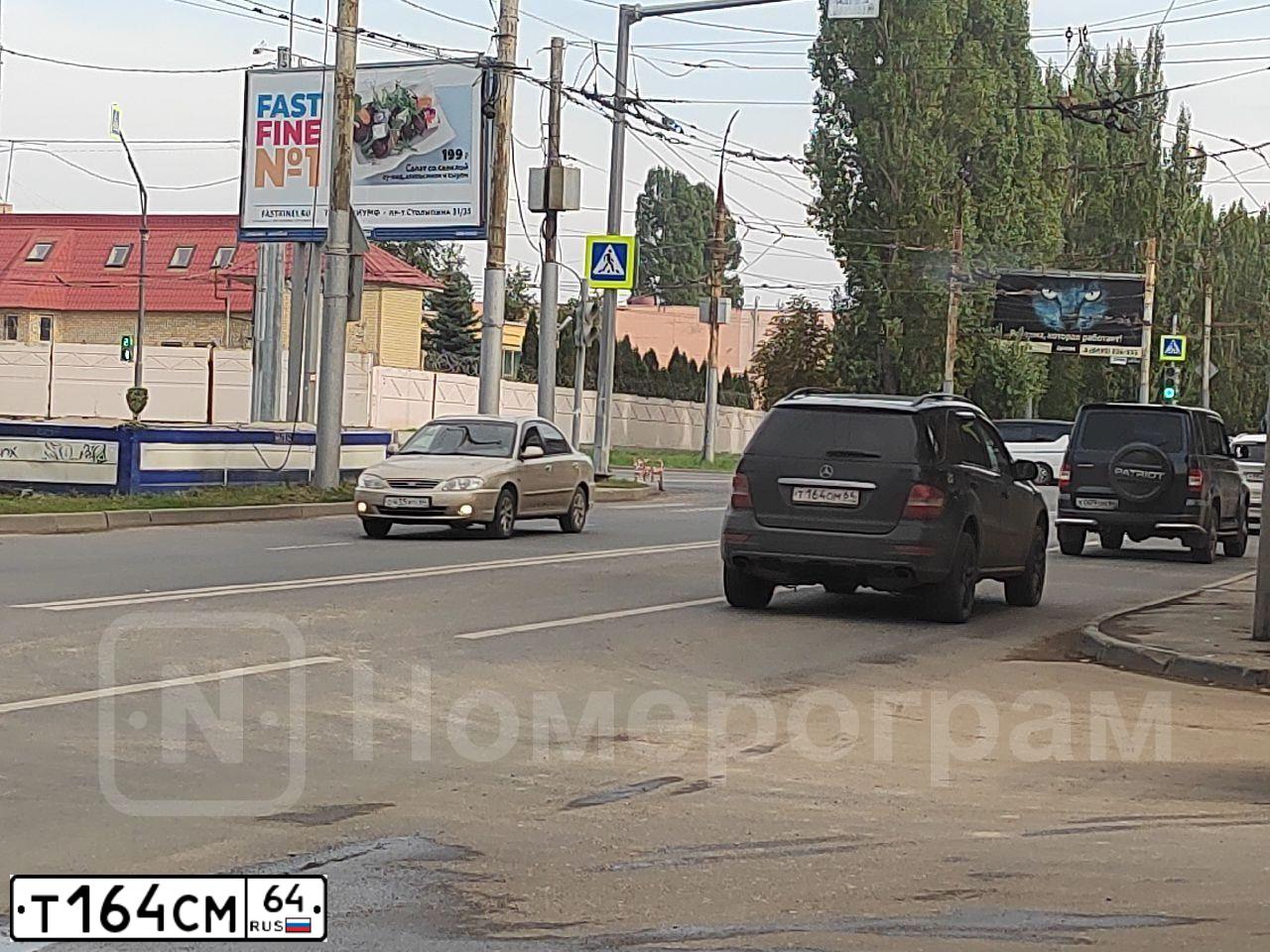 Фото автомобиля GAZ Z 3102 WOLGA, 2002 — госномер Т164СМ64. Цвет: ЖЕЛТО-ЗЕЛЕНЫЙ