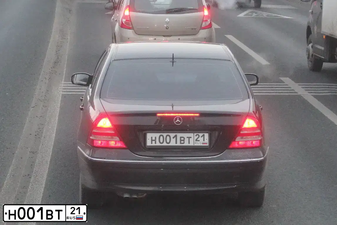 Фото автомобиля MERCEDES C-KLASSE, 2004 — госномер М382НС21. Цвет: ЧЕРНЫЙ