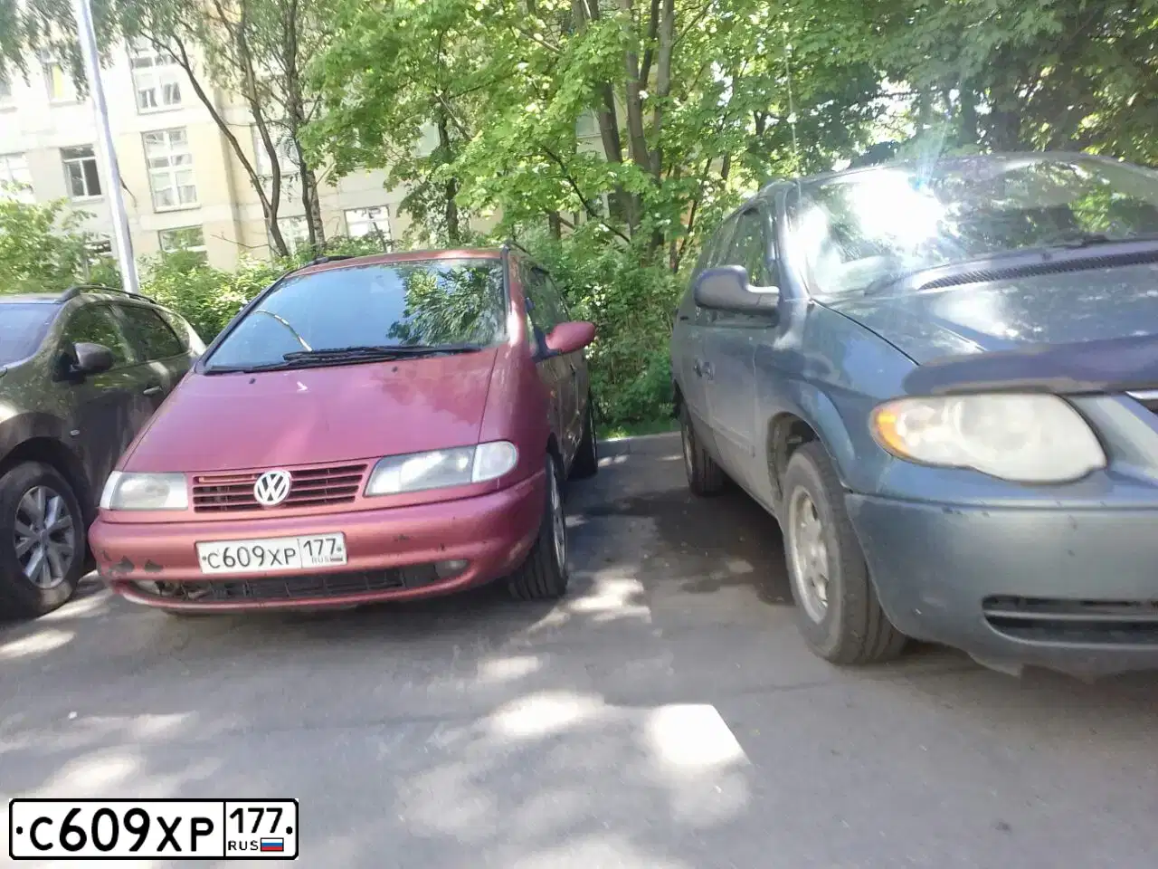 Фото автомобиля VOLKSWAGEN SHARAN, 1997 — госномер У301КА90. Цвет: КРАСНЫЙ