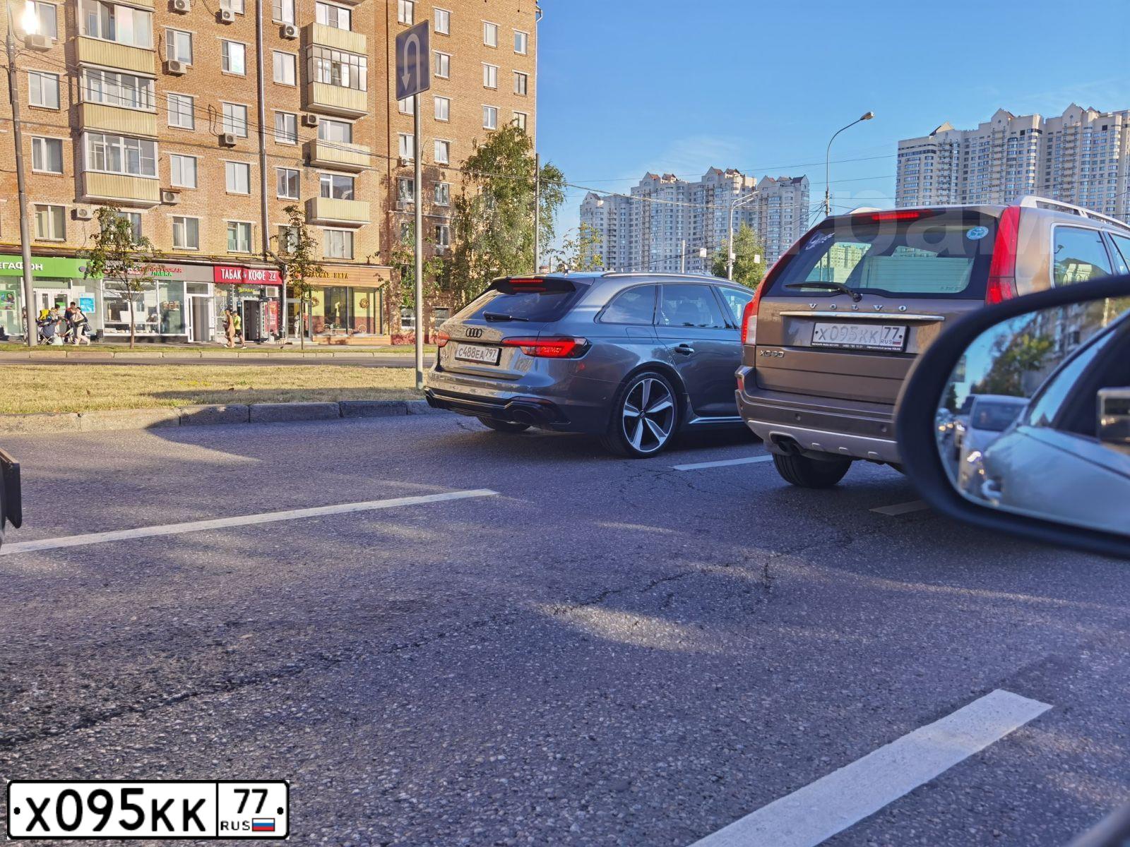 Фото автомобиля VOLVO XC90, 2013 — госномер Х095КК77. Цвет: СЕРЫЙ