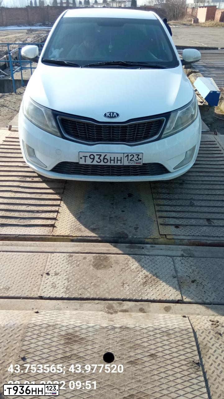 Фото автомобиля KIA RIO, 2013 — госномер Н831ТЕ126. Цвет: Белый
