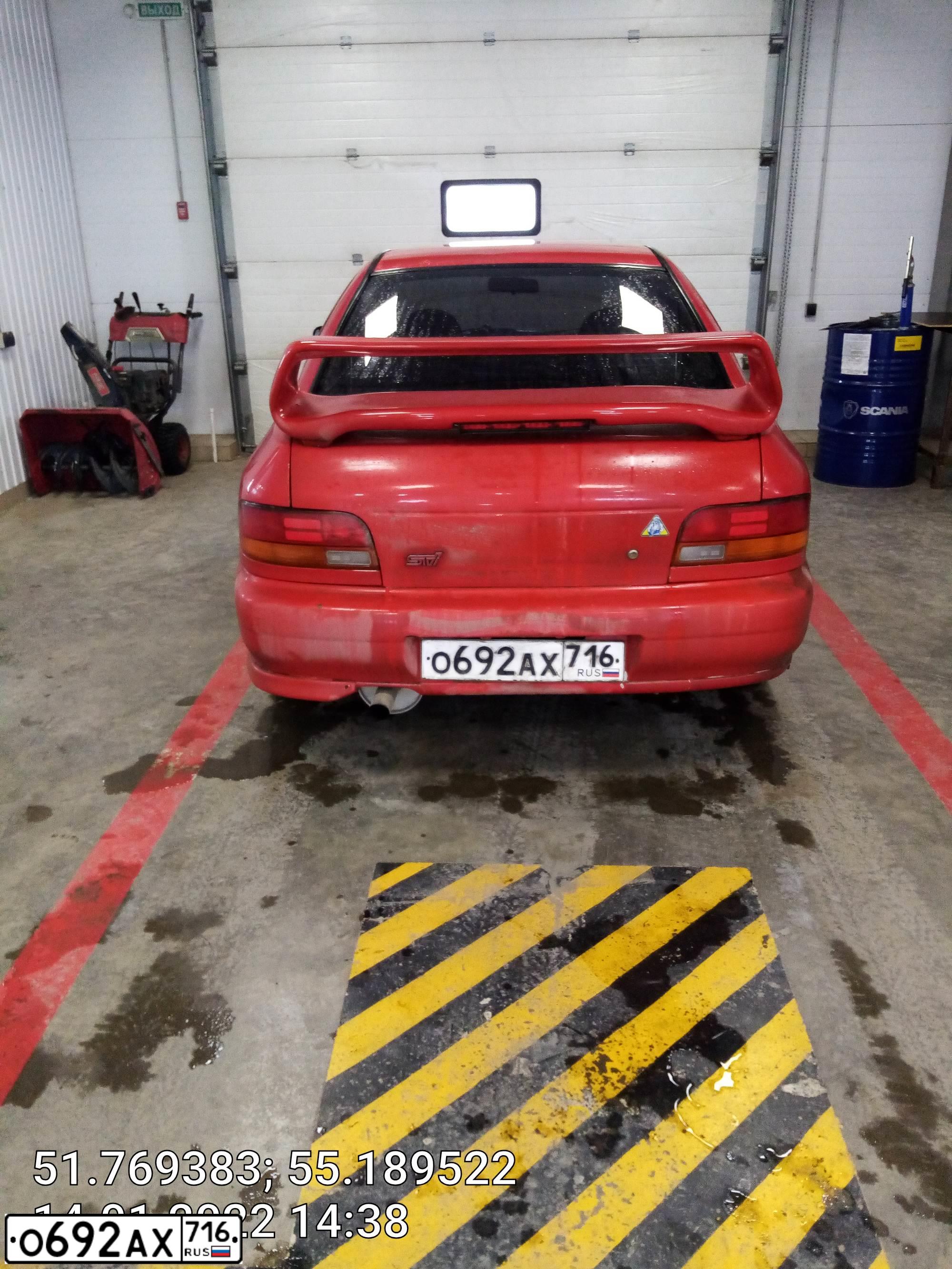 Фото автомобиля SUBARU IMPREZA, 1997 — госномер О797УУ98. Цвет: Красный